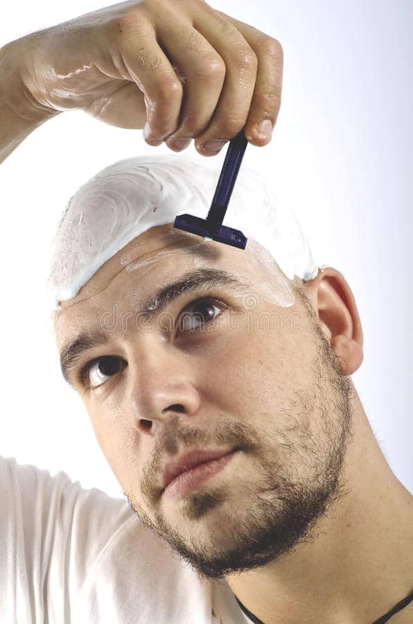 si-vous-êtes-un-chauve-vous-devriez-raser-votre-tête-27151068